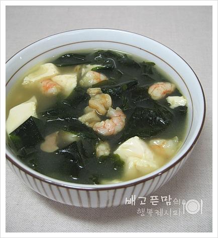 시원하고 진한 국물맛~ 순두부 미역국.