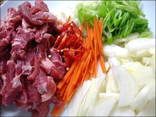 매콤한 제육볶음, 시판용소스로 간단하게 만들었어요.