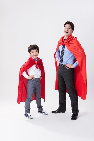 아빠와 아이가 웃고 있는 사진